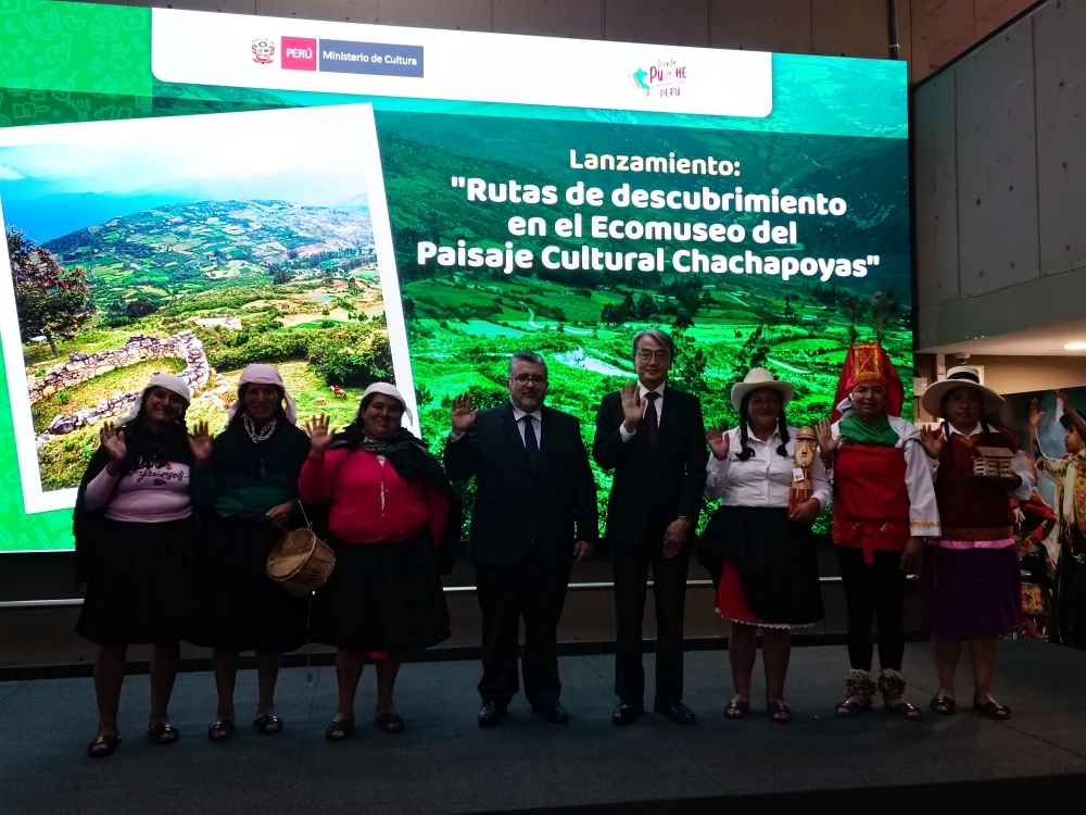 Foto protocolar del Embajador YAMAMOTO junto con el Sr. Valencia, Ministro de Cultura y los pobladores del Alto Valle de Utcubamba