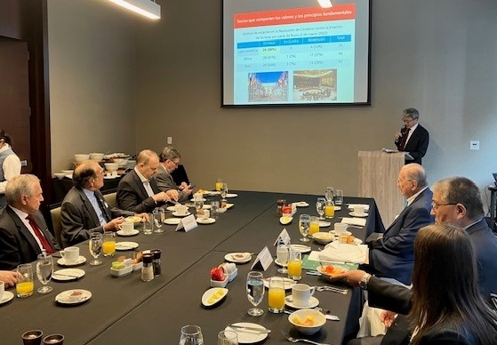 Foto de los participantes prestando atención a la conferencia del Embajador YAMAMOTO durante la reunión mensual de la ACCB 