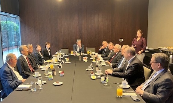 Foto de los aproximadamente 15 participantes de la reunión mensual de la ACCB realizando un intercambio de opiniones