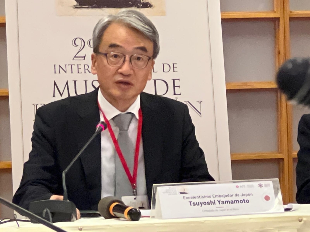 El Embajador YAMAMOTO da sus palabras en el Simposio