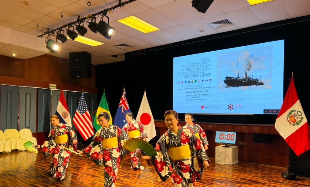 Bailarinas vestidas de kimono realizan una danza japonesa