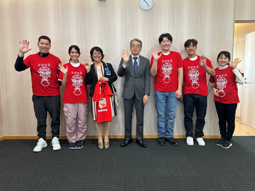 在ペルー日本国大使館にて参加者が山元大使と集合写真を撮影する様子