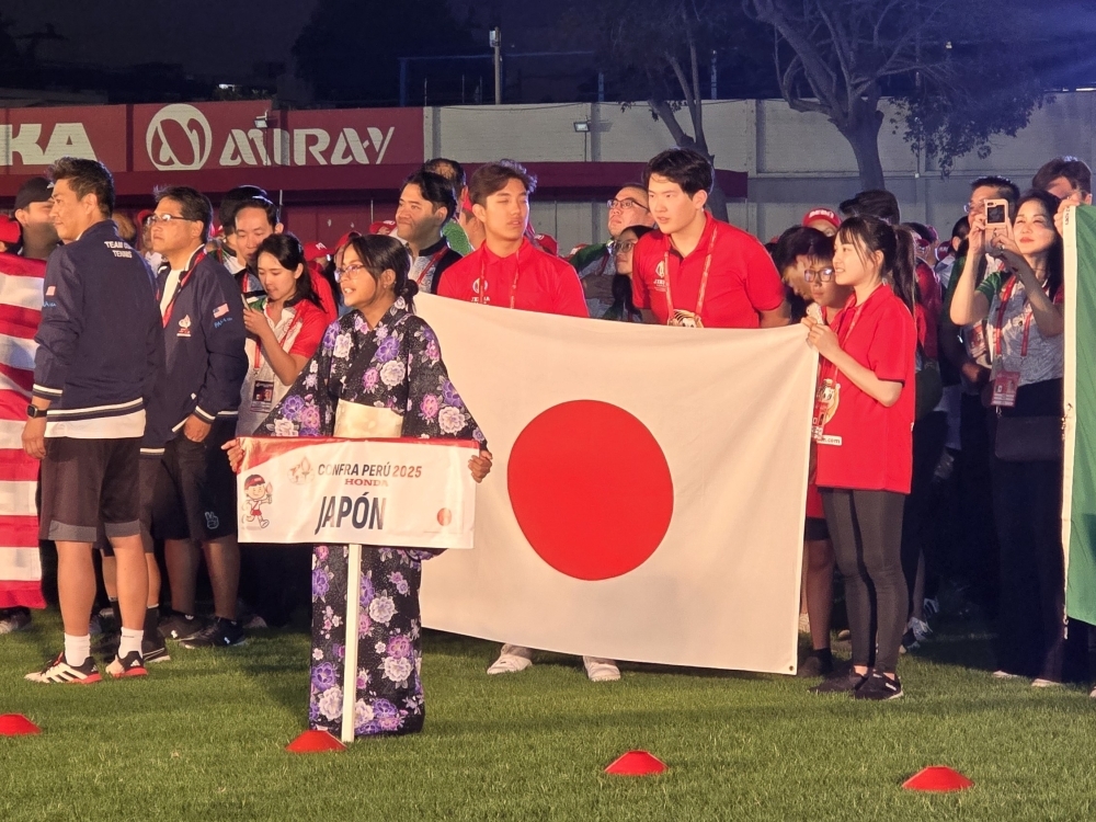 CONFRA開会式にて日本国旗を持つ日本選手団