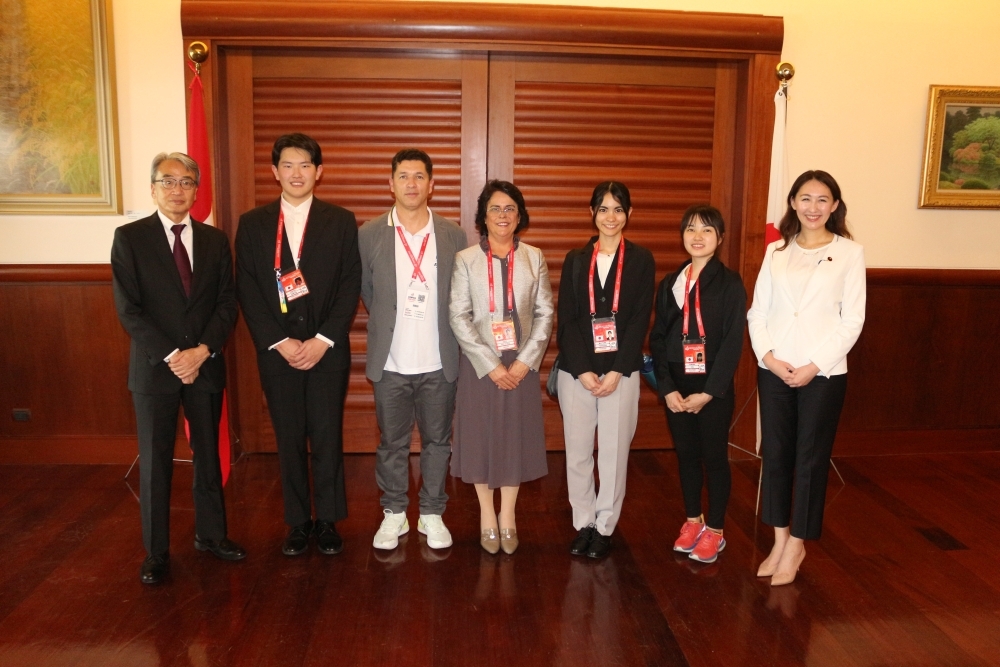 Reencuentro de la delegación con la Viceministra parlamentaria Srta. ERI para una foto grupal durante la Recepción en la Residencia del Embajador