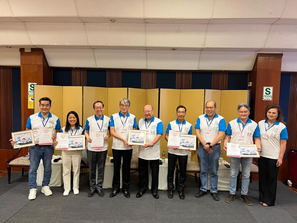 Una toma de foto conmemorativa del Embajador YAMAMOTO, Presidente de APJ, los panelistas y otros conferenciantes.