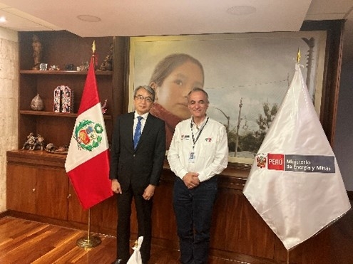 El Embajador YAMAMOTO posa para una foto con el Ministro Montero