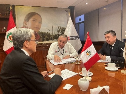 El Embajador YAMAMOTO y el Ministro Montero intercambian opiniones con entusiasmo.