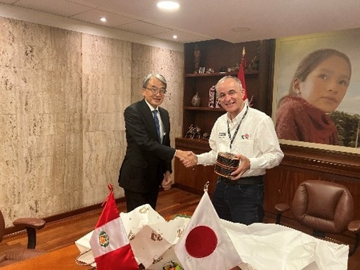 山元大使はモンテロ大臣とにこやかに握手。
