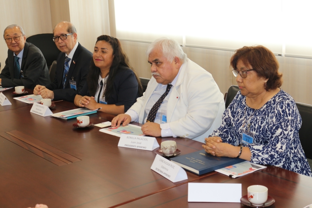 Las autoridades de APEBEMO, encabezadas por su presidente el Dr. Juan José Bonilla, pudieron conversaron con el Embajador YAMAMOTO.