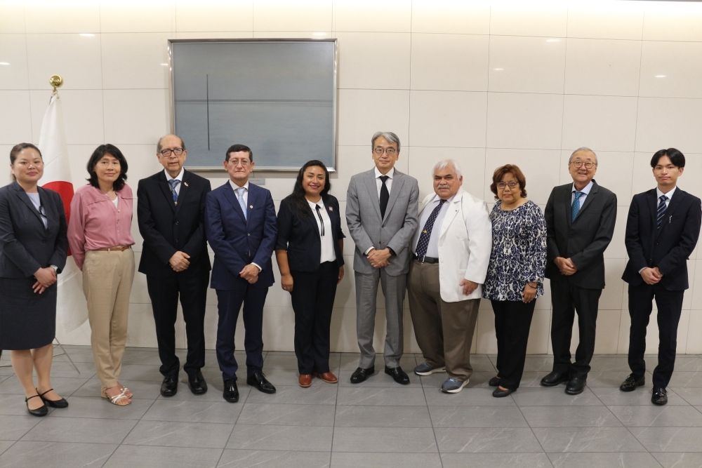 El Embajador YAMAMOTO y funcionarios de la Embajada se toman foto grupal con la nueva directiva de APEBEMO.
