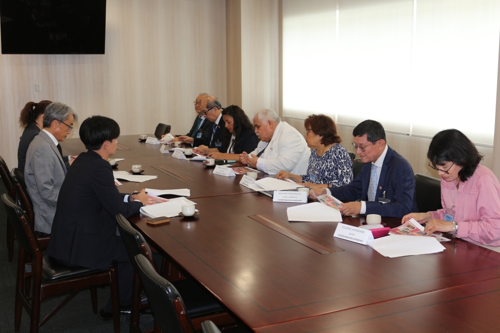 山元大使と2まで就任されたペルー文部科学省帰国留学生協会幹部が在ペルー日本大使館で会合を行っている
