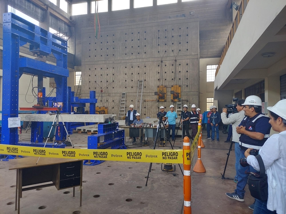 Periodistas supervisan un experimento de destrucción de producto con concreto utilizando equipos de investigación proporcionados por la cooperación japonesa
