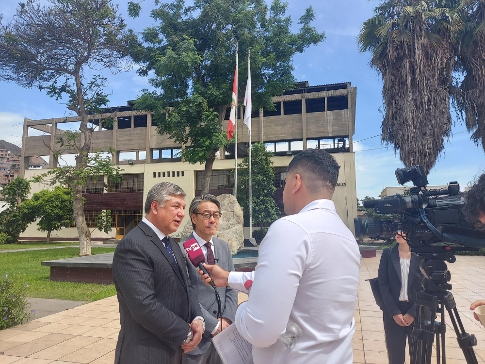 El profesor Miguel Estrada del CISMID y el profesor KOSHIMURA de la Universidad de Tohoku responden a una entrevista de TV Perú