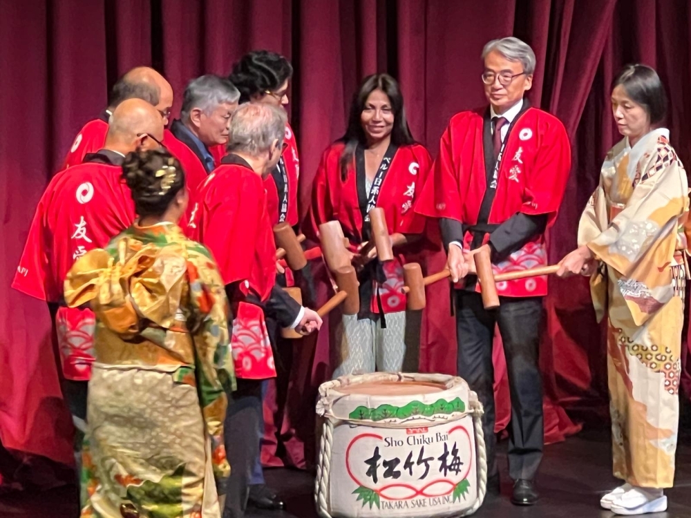 舞台にて鏡開きを行う来賓等