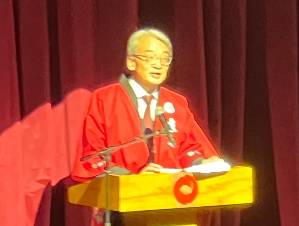 El Embajador YAMAMOTO da sus palabras en el brindis del Shinnenkai