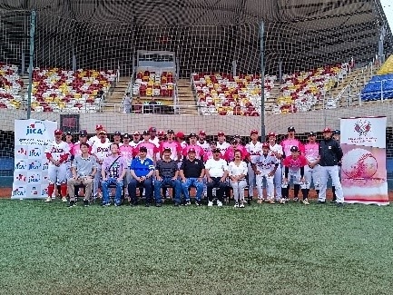 野球の親善試合で、近畿大学野球部及びペルー代表チームと集合写真を撮る山倉臨時代理大使