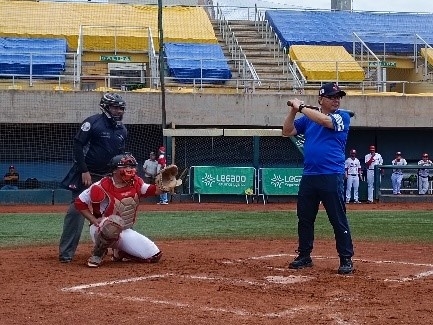 野球の親善試合の始球式で、バッターボックスに立つ山倉臨時代理大使