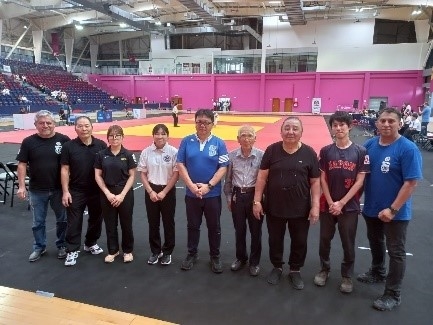 柔道のペルー国内試合で、鹿屋体育大学柔道部及びペルーの柔道関係者と集合写真を撮る山倉臨時代理大使