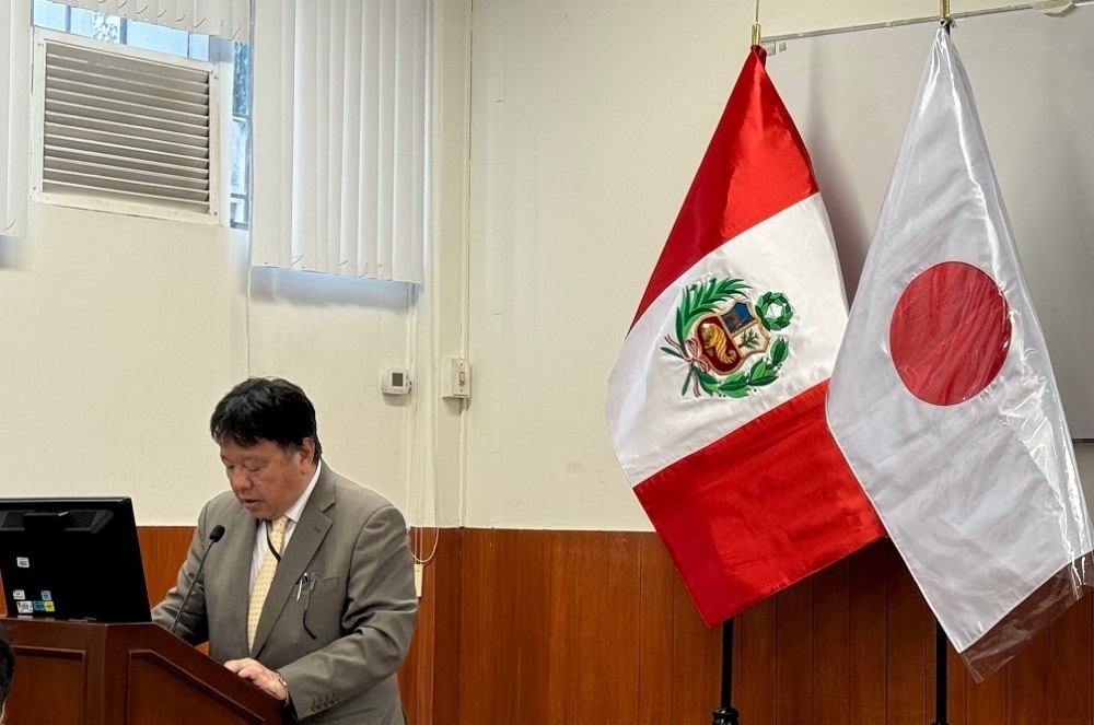 Sr. YAMAKURA, Encargado de Negocios a.i., dirigiendo sus palabras en la ceremonia de clausura