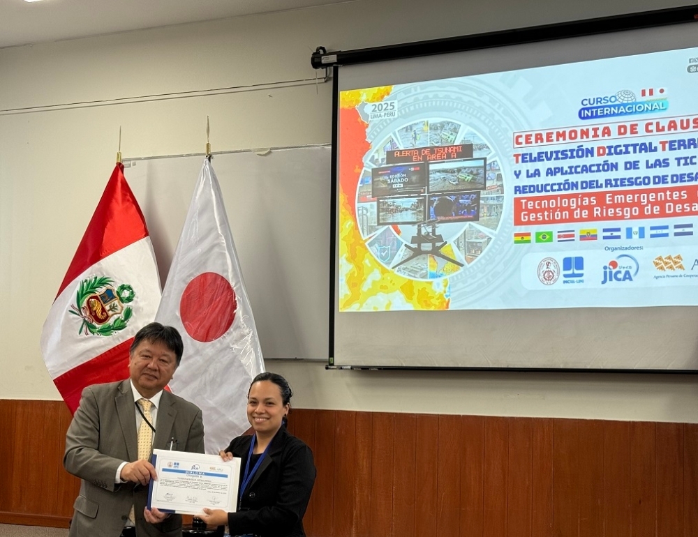 Sr. YAMAKURA, Encargado de Negocios a.i., entregando los certificados junto a la participante certificada