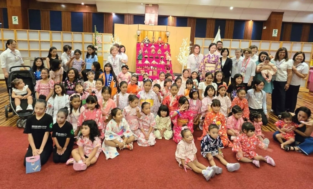 雛壇を中央に、参加者の子どもたちと記念撮影をしている様子