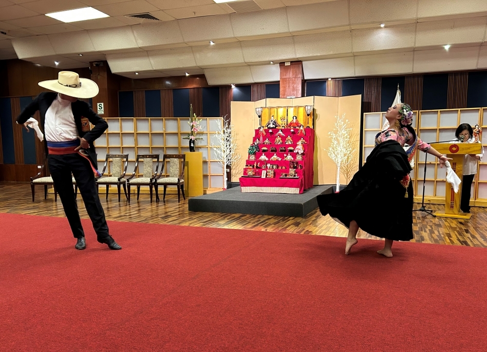 Una pareja que realizan la danza Marinera.