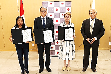 山元大使、ペルー国際協力庁管理・国際交渉課長、ファイヤーマン・アンド・ヘルス・ホープ代表、パチャクテック基金代表による記念撮影