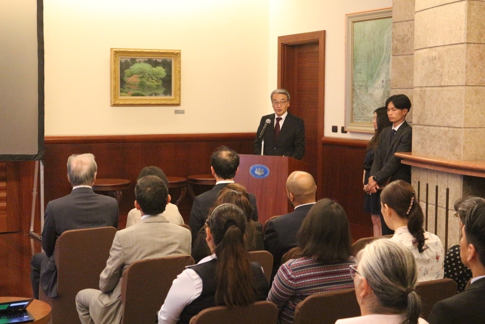 El Embajador YAMAMOTO dirigiendo sus palabras