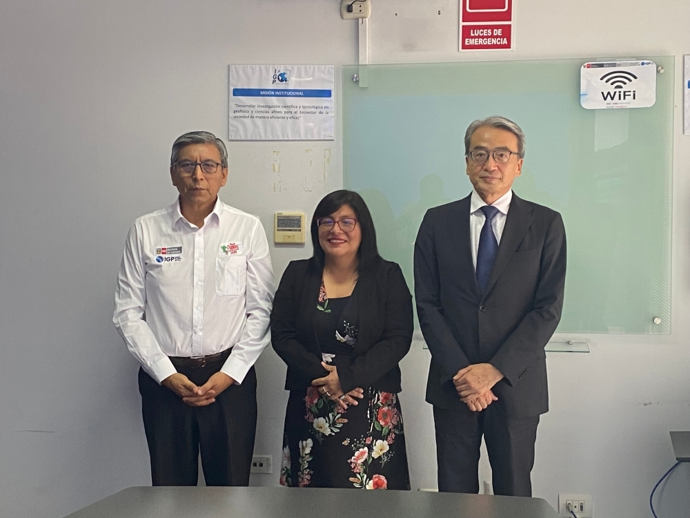 Foto grupal del Sr. Hernando Tavera, Presidente Ejecutivo del IGP, Sra. Raquel Soto, Viceministra de Desarrollo Estratégico de los Recurso Naturales del MINAM, y el Embajador YAMAMOTO, en el IGP