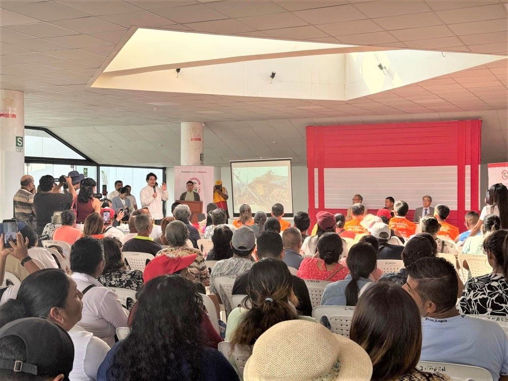 Yusuke MUROSAKI, experto en gestión de riesgo de desastres comunitario explicando a los vecinos del distrito de Mi Perú sobre la importancia de la gestión del riesgo de desastres comunitario