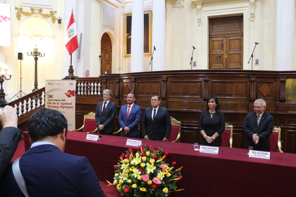 Mesa de Honor conformada por el embajador YAMAMOTO Tsuyoshi; Arturo Alegría, presidente de la Liga Parlamentaria de la Amistad Perú Japón; Eduardo Salhuana, presidente del Congreso; Auristela Obando, presidenta de la comisión de Relaciones Exteriores; y Jorge Igei Ikehara, presidente de la Asociación Peruano Japonesa(APJ)