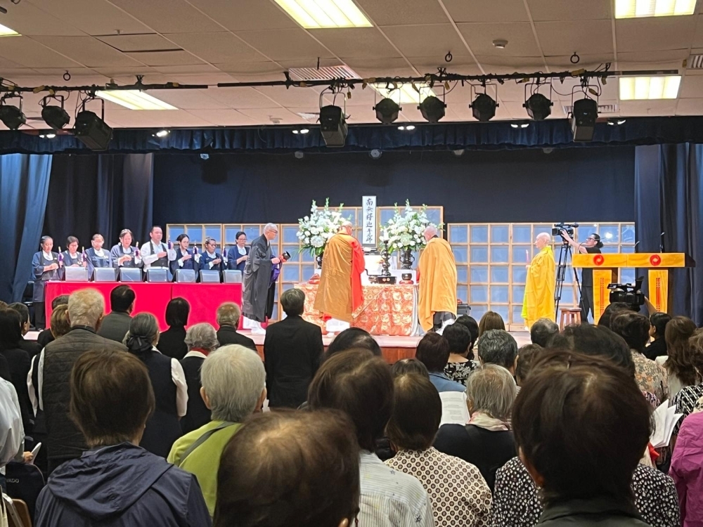 舞台の上でお経を唱えている僧侶