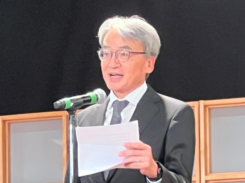 El Embajador YAMAMOTO dirige sus palabras en el escenario