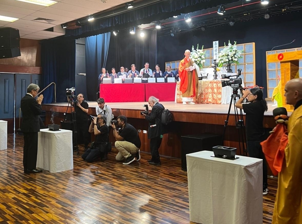 El Embajador YAMAMOTO juntando sus manos durante la ceremonia