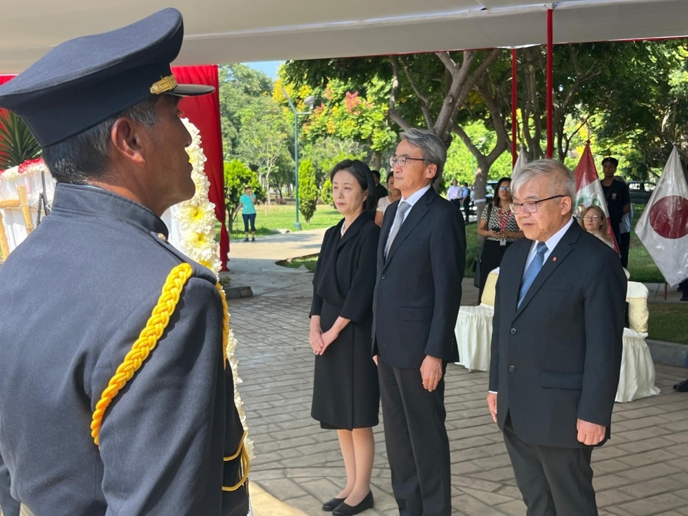 El Embajador YAMAMOTO, su esposa y el Presidente Igei realizando la ofrenda floral