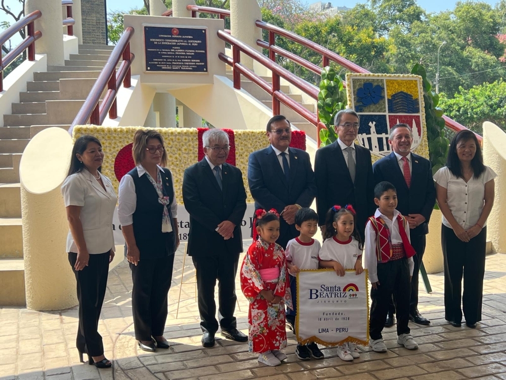 El Embajador YAMAMOTO, su esposa, el Presidente Igei entre otros haciendo la toma de la foto conmemorativa con 4 niños