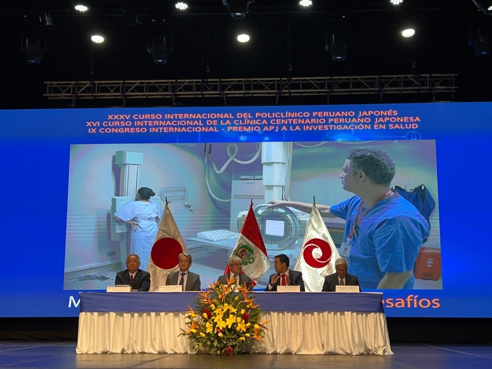 El Embajador YAMAMOTO, el Presidente de APJ Sr. Igei y tres doctores en la mesa instalada en el escenario.