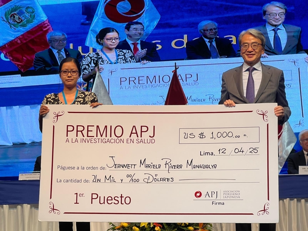 El Embajador YAMAMOTO hace entrega del Premio APJ en el escenario.