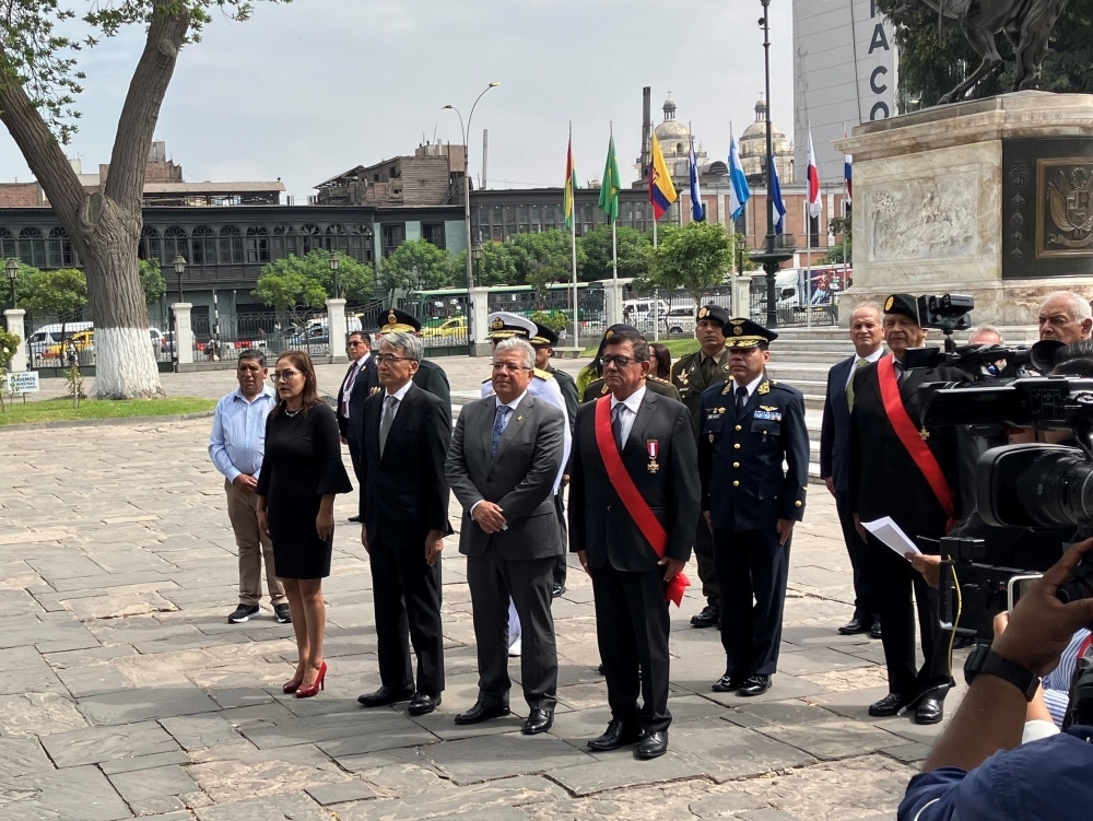 Embajador YAMAMOTO, junto con el Sr. Walter Astudillo, Ministro de Defensa y el Sr. José Williams, Ex Presidente del Congreso, quien fue el jefe de la Operación entre otros durante la ofrenda de flores