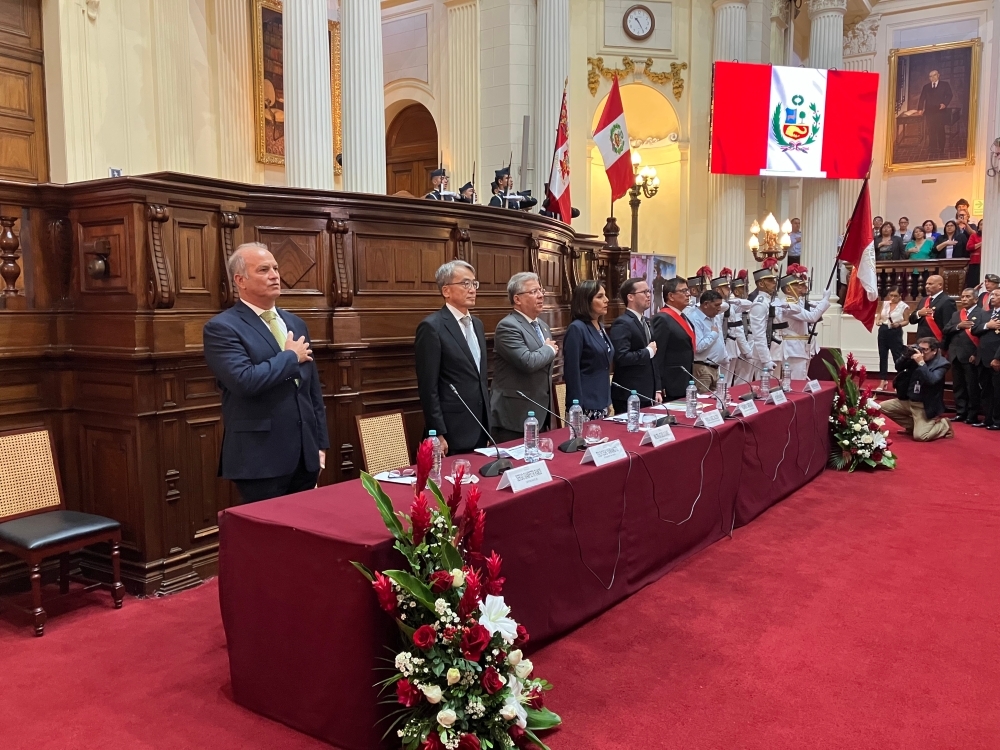 el Sr. Walter Astudillo, Ministro de Defensa, la Sra. Carmen Patricia Juárez Gallegos, Primera Vicepresidenta del Congreso, el Sr. Alejandro Cavero Alva, Tercer Vicepresidente del Congreso, el Embajador YAMAMOTO y el Sr. José Williams, Ex Presidente del Congreso durante la ceremonia