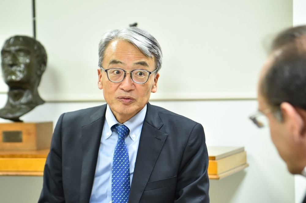 El Embajador YAMAMOTO escuchando atentamente al Ministro Salardi