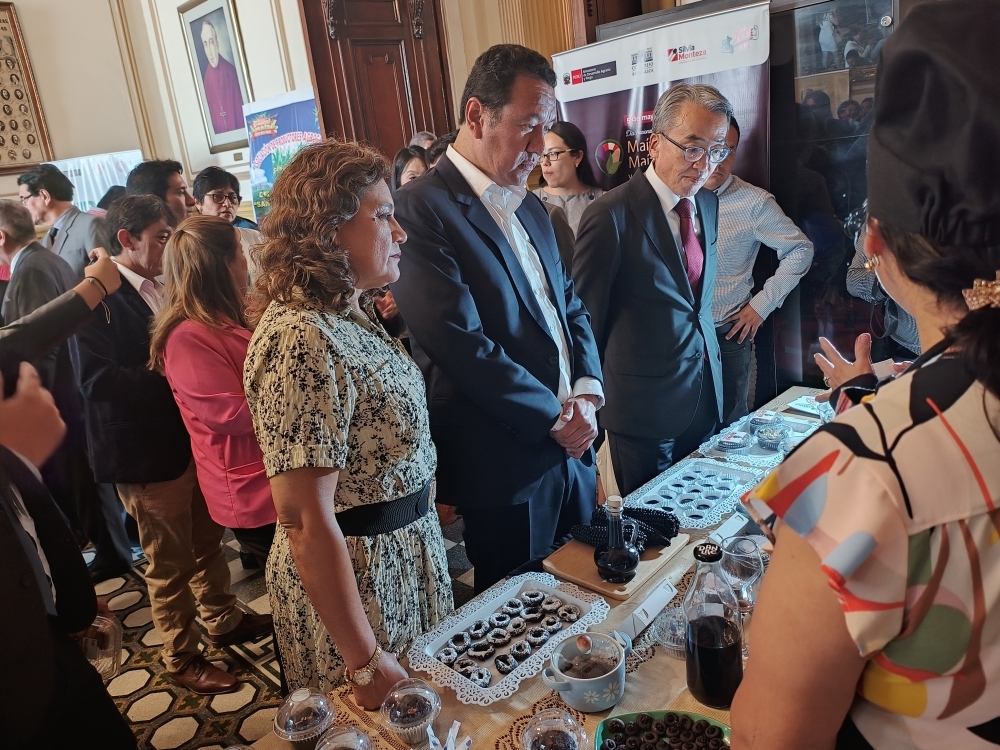 マネロ農業灌漑大臣、モンテサ国会議員とともにトウモロコシ製品の展示会を見学する山元大使