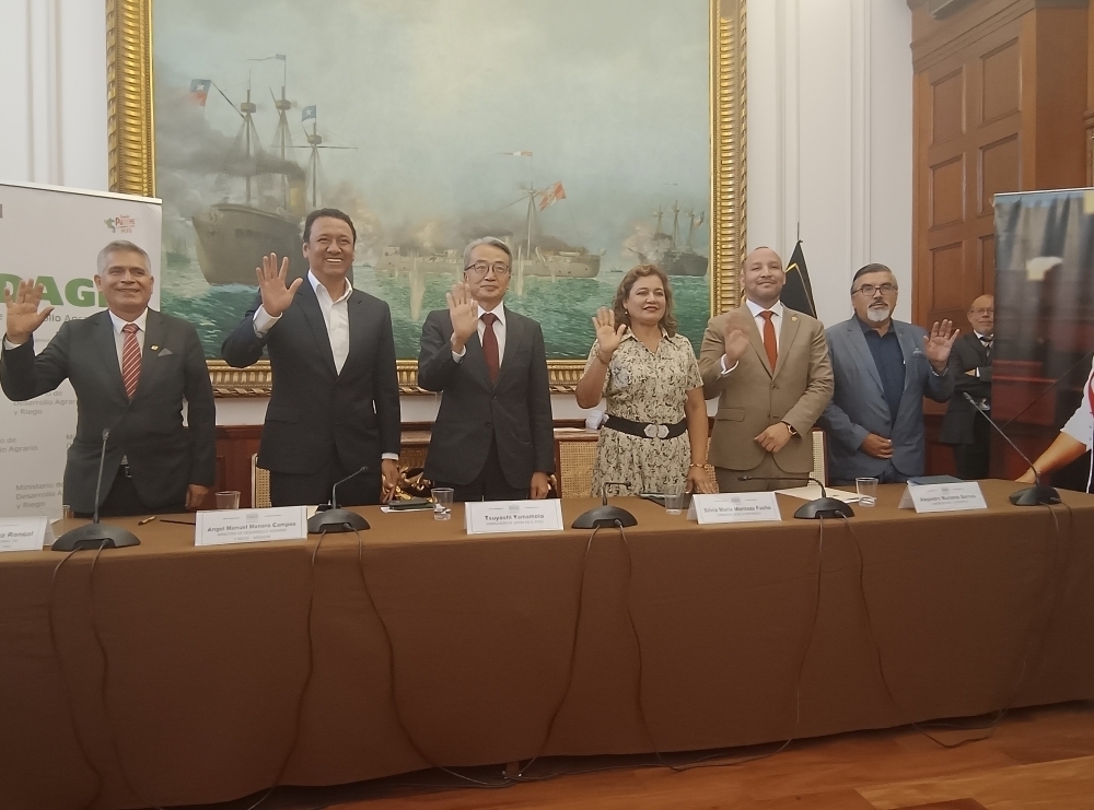 El Embajador YAMAMOTO en una foto con el Ministro del MIDAGRI y otros asistentes
