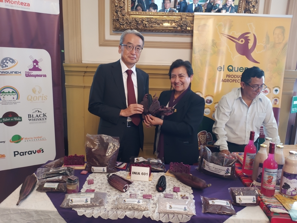 El Embajador YAMAMOTO sosteniendo maíz morado ”INIA 601”apoyado con la cooperación técnica del Japón