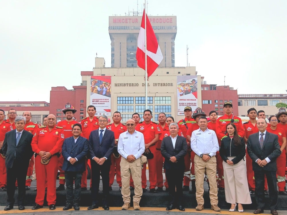 Foto conmemorativa del Embajador YAMAMOTO, el Ministro del Interior, Gobernador Regional de Huánuco, el Vice Comandante General del CGBVP y los asistentes
