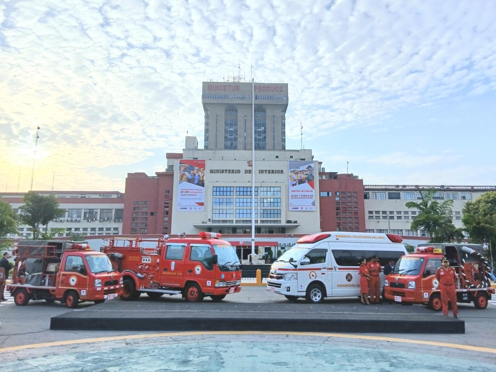 Tres vehículos de bomberos y una ambulancia se ubican frente al edificio del Ministerio de Interior