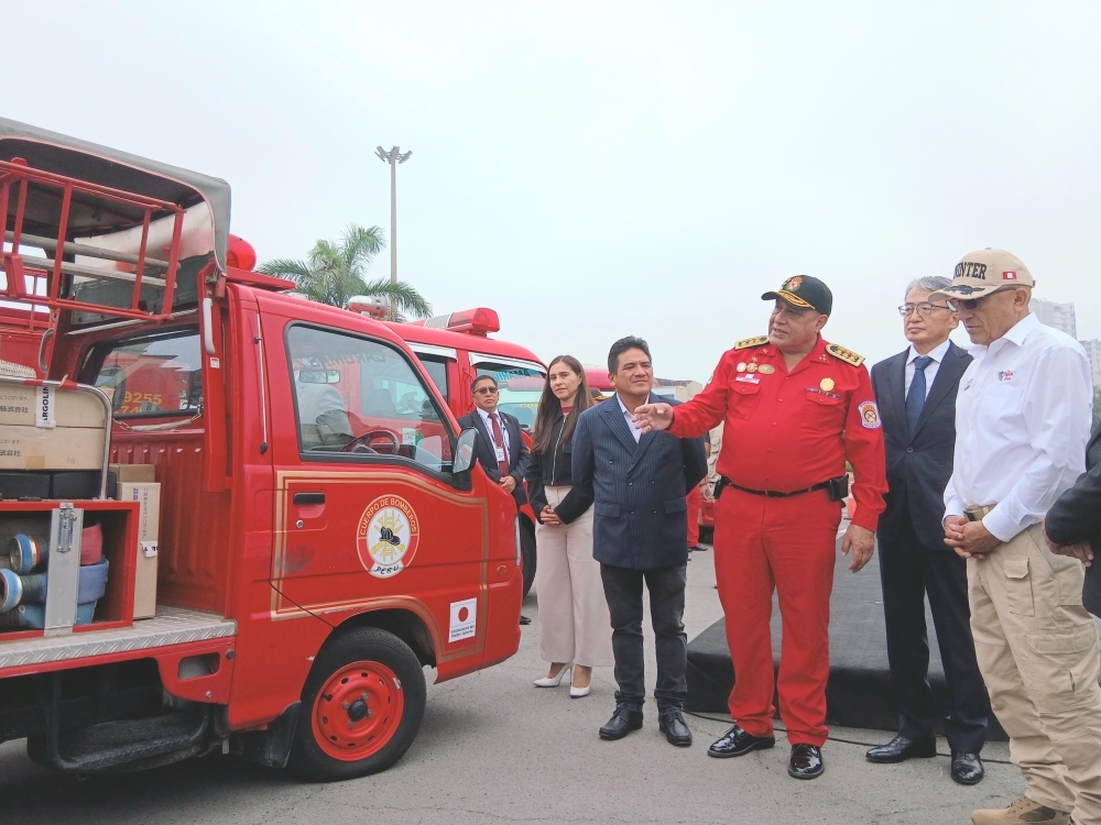 El Embajador YAMAMOTO y el Ministro del Interior, Sr. Julio Díaz reciben explicaciones sobre el vehículo de bomberos