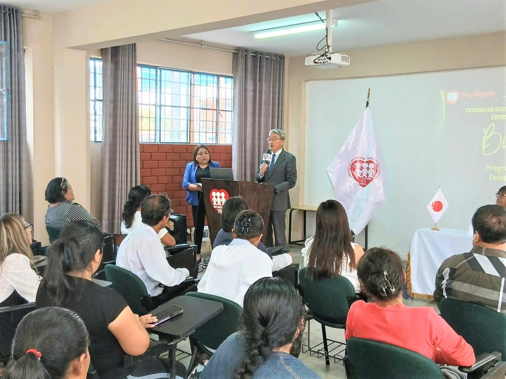 Embajador YAMAMOTO dirigiendo sus palabras de saludo al frente de las estudiantes del CETPRO Fe y Alegría 23