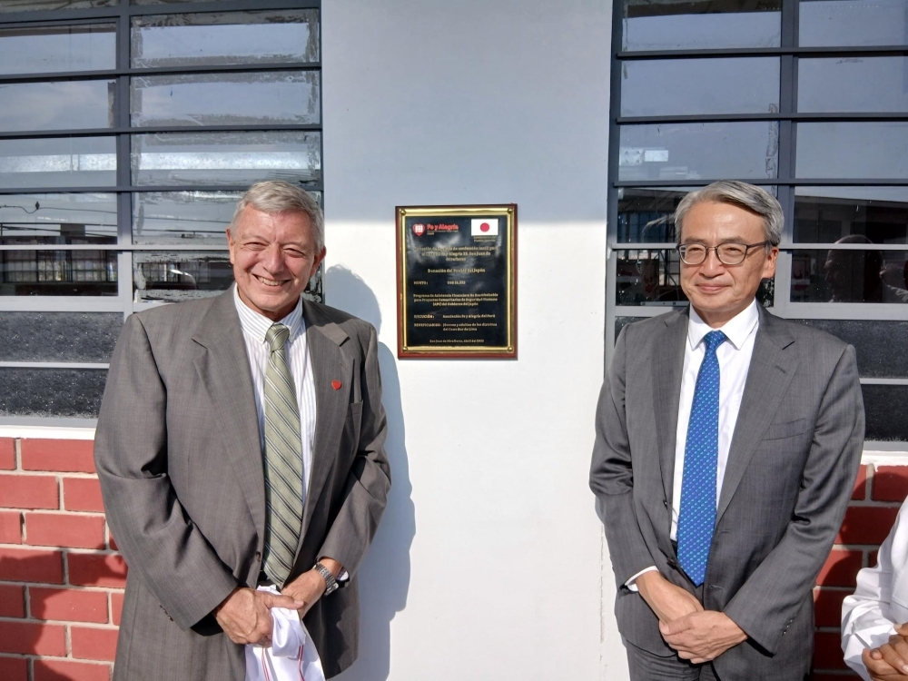Develación de la placa conmemorativa por el Embajador YAMAMOTO y el Padre Ernesto Cavassa, Director de la Asociación Fe y Alegría del Perú