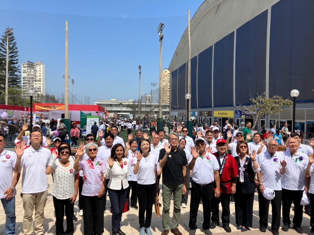 El Embajador YAMAMOTO, el Presidente de AELU Sr. Noda, coorganizadores del evento e invitados se toman fotos grupales